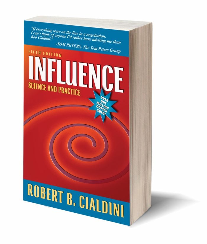 Koulutukseni kymmenestä psykologisesta vivusta peräti kuusi oli alun perin kirjasta Influence, jonka Phoenexin yliopiston emeritus-professori Robert Cialdini kirjoitti jo viime vuosituhannella. Opuksesta tuli vasta paljon myöhemmin valtava hitti.